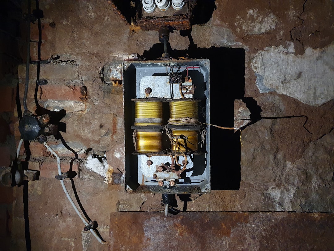 Unsere Elektrik von 1790: Die wahre Geschichte von Kurzschlüssen, Lehmstaub und dem neuen Zählerschrank