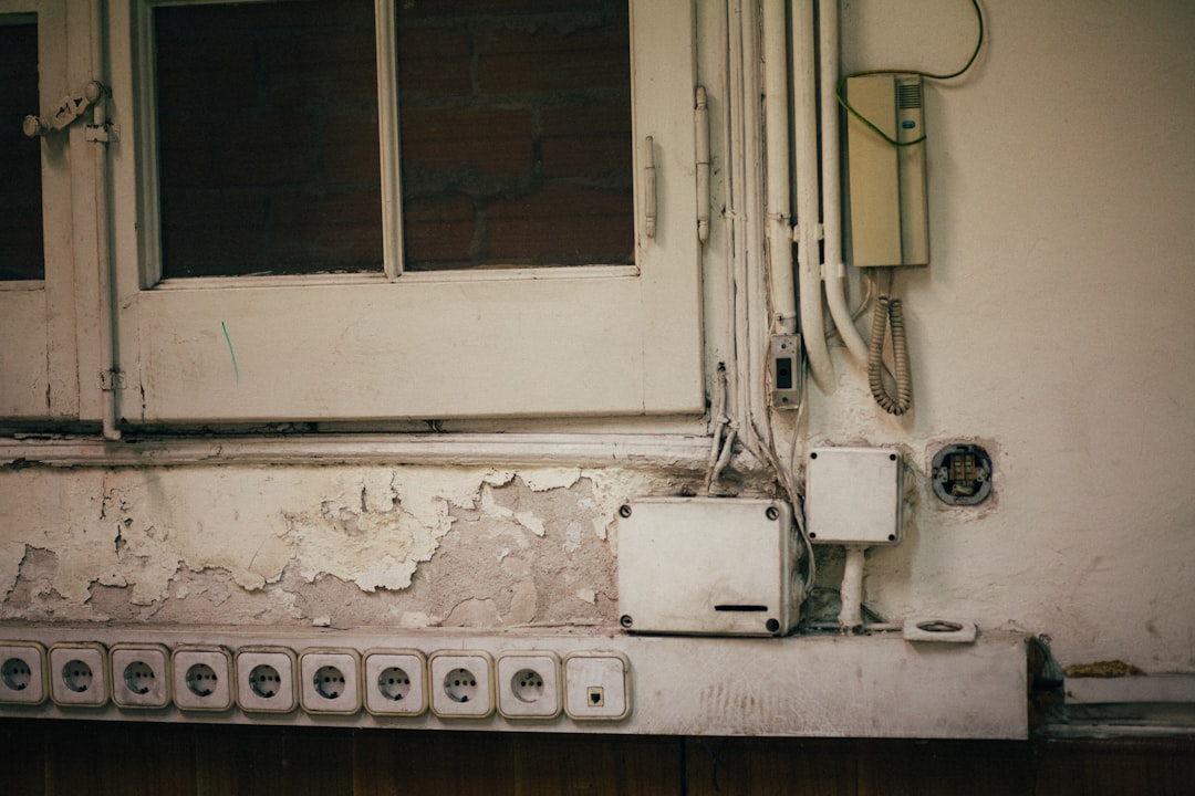 Potentialausgleich im Altbau: Was bei der Sanierung der Elektrik wirklich zählt